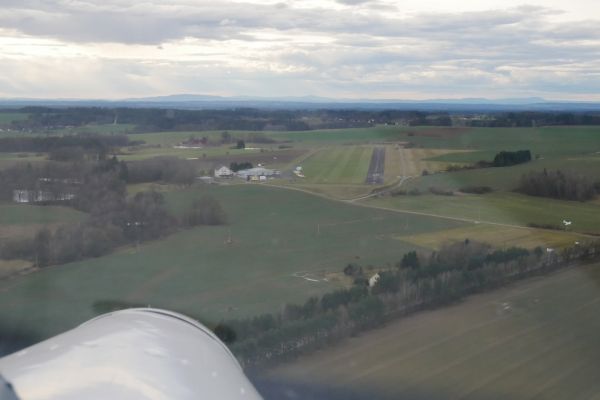 Final on runway 25 in LKJH.