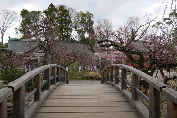 Mostek v šintoistickém komplexu Kitano Tenmangu.