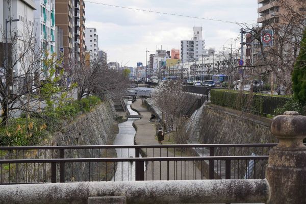 Běžná část Kjóta, velká část vodních toků je ve městech totálně zregulována.