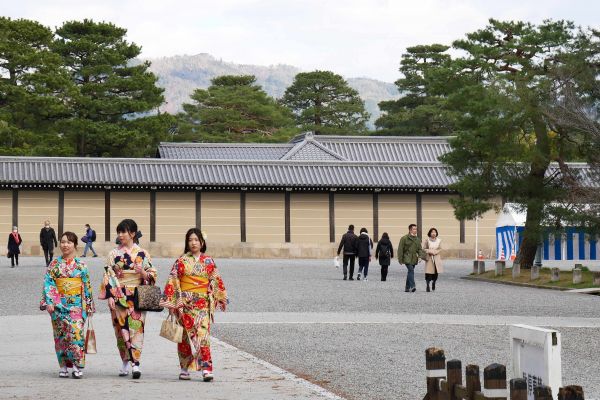 Imperial palác v centru Kjóta. Slečny a dámy v kimonech jsou k vidění skoro na každém kroku.