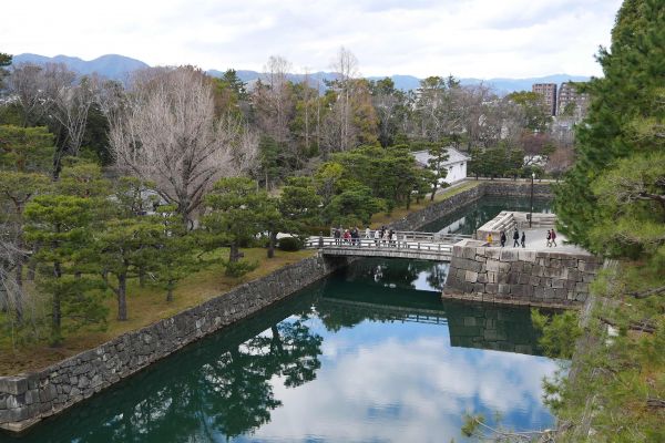 Vodní příkopy kolem hradu Nijo.