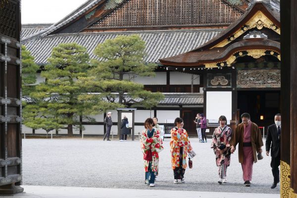 Palác a brána hradního komplexu Nijo.