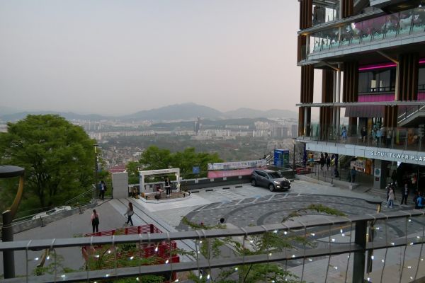 Před N Seoul Tower na kopci Namsan.