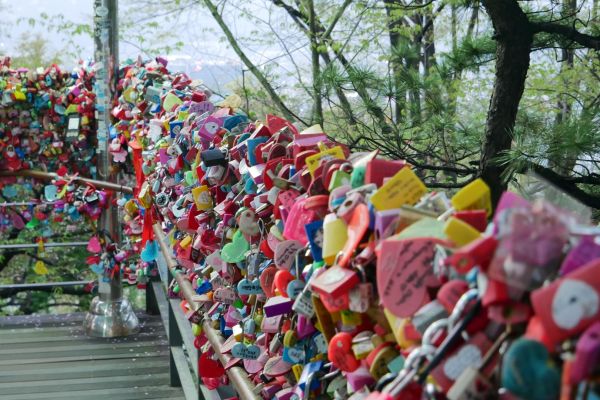 Zábradlí plné záměčků lásky na Namsanu.