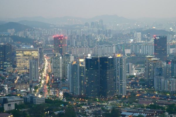 Podvečerní Seoul z kopce Namsan.