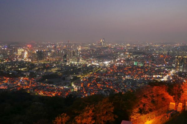 Noční Seoul z kopce Namsan.