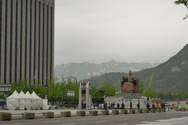 Třída Sejong v Seoulu před palácovým komplexem Gyeongbokgung.