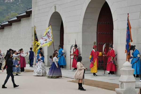 Výměna stráží před palácovým komplexem Gyeongbokgung.