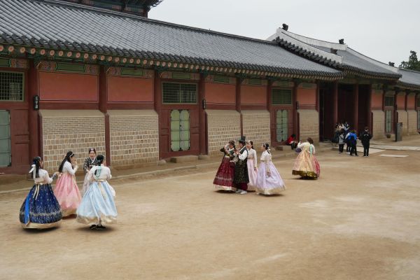Palácový komplex Gyeongbokgung a návštěvnící v šatech hanbok.