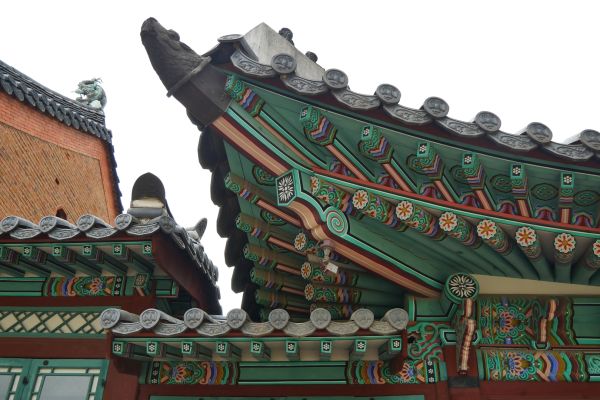 Barevné malby dřevostaveb v palácovém komplexu Gyeongbokgung.