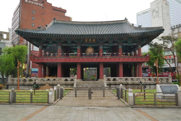 Historická zvonice ve čtvrti Jonggak v Seoulu.