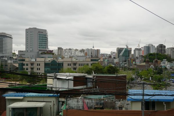 V okolí čtvrti Sinchon v Seoulu.