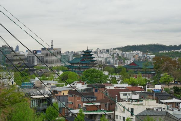 Kontrast tradičních historických budov s moderními v centru Seoulu.