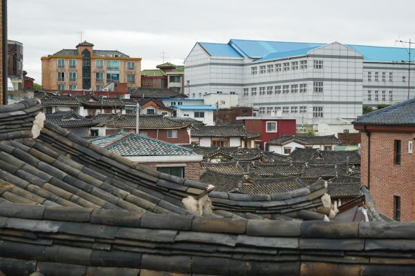 Kontrast tradičních historických budov s moderními v centru Seoulu.