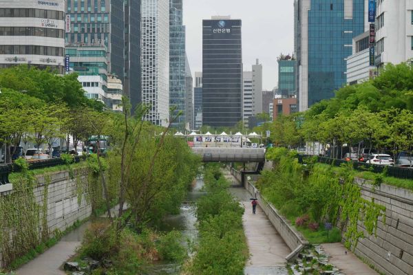Umělý potok v parku Cheonggyecheon.