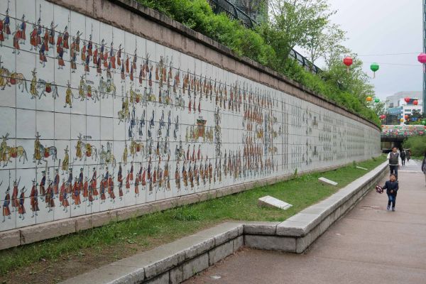 Zeď v parku Cheonggyecheon.