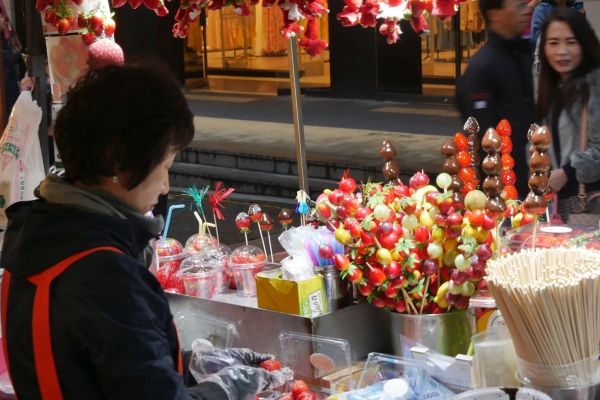 Stánky se street foodem v Seoulu.