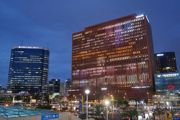 Centrum Seoulu u vlakového nádraží.