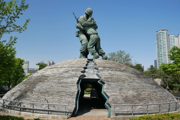 Socha americko-korejského přátelství u War Memorial v Seoulu.