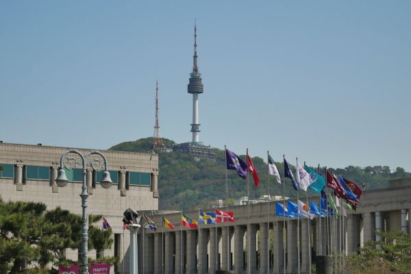 N Seoul Tower na kopci Namsan od War Memorialu.