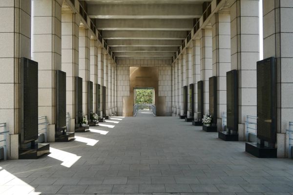 War Memorial s tabulemi se jmény padlých v korejské válce.