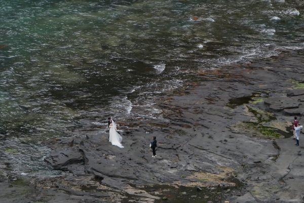 Novomanželé nedaleko domu lovkyň mušlí Henjo.