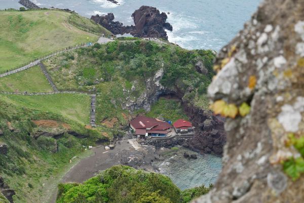 Dům lovkyň mušlí Henjo z vyvýšeniny Seongsan Ilchulbong.