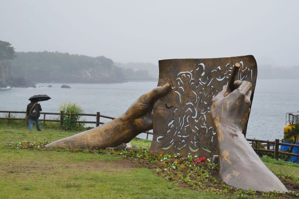 Socha na jižním pobřeží Jeju.