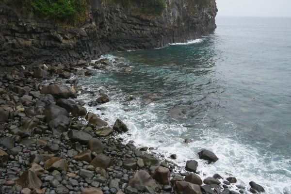 Jižní pobřeží Jeju u Seogwipa.