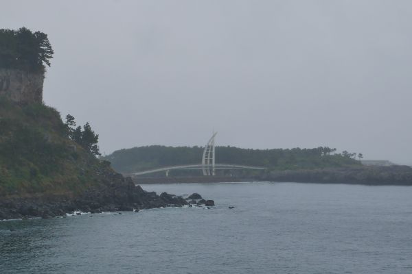 Most ve stylu plachetnice v Seogwipu.