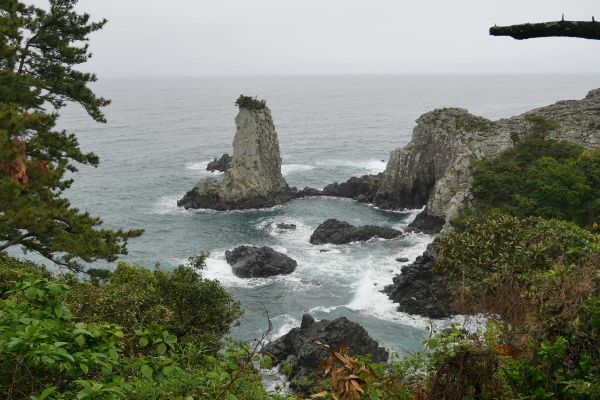 Skalní útvary kolem jižního pobřeží Jeju.