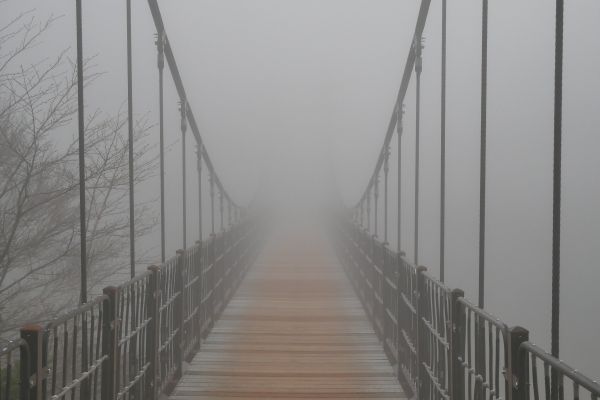 Most ve střední části sestupu severní cestou do Jeju.