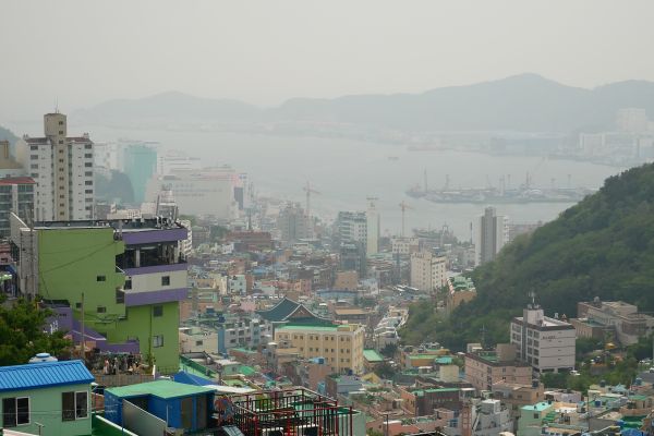 Z Gamcheonu je výhled dolů na moře a přístav.