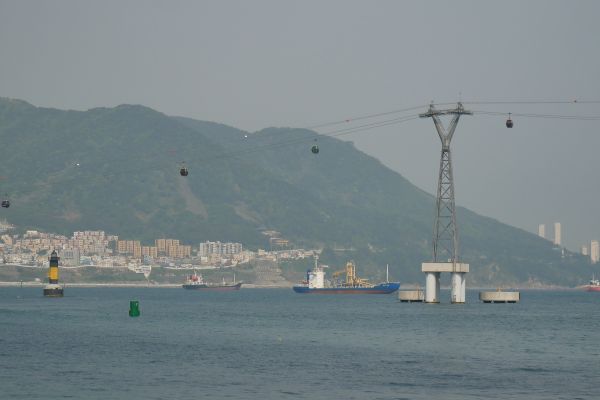 Ze čtvrti Amnam-dong vede lanovka Busan Air Cruise na výběřek do moře.