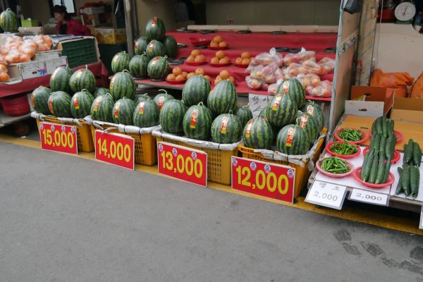 Na místní poměry drahé melouny, asi nedostatkové zboží. 