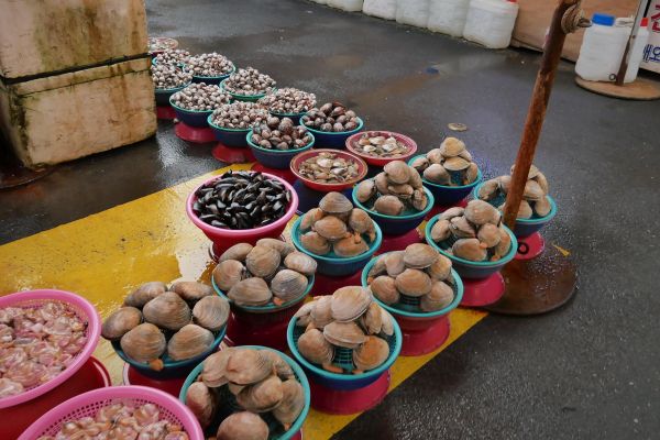 Seafood drobných prodejců kolem Jagalchi.