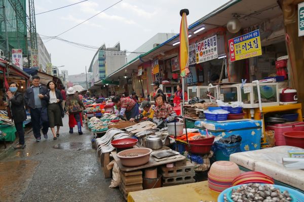 Stánky drobných prodejců kolem Jagalchi.
