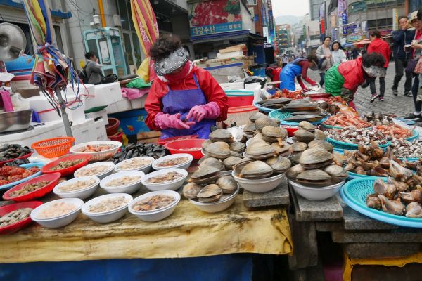 Stánky drobných prodejců kolem Jagalchi.