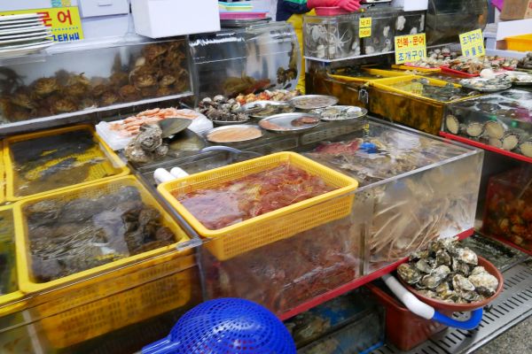 Kádě s tříděným zbožím na rybím tržišti Jagalchi.