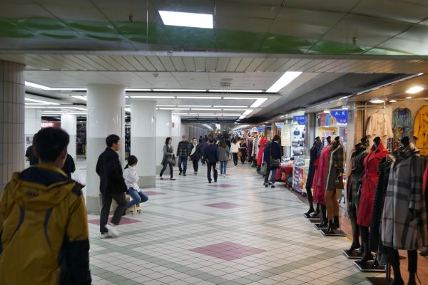 Podzemní obchodní centra pod silnicemi v centru.