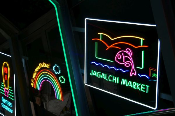 Neonová výzdoba eskalátorů na vršek Yongdusan v centru Busanu.