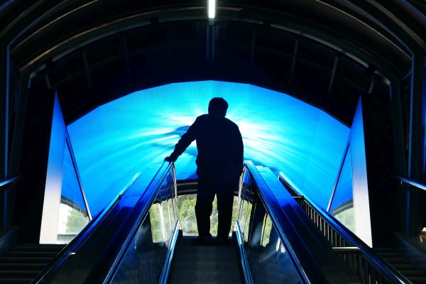 Neonová výzdoba eskalátorů na vršek Yongdusan v centru Busanu.