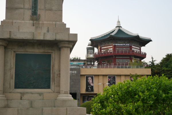 Památníky a historické budovy na vršku Yongdusan v centru Busanu.