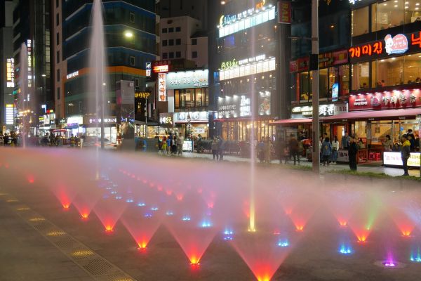 Multimediální fontána na hlavní tříde Gunam-ro ve čtvrti Haeundae.