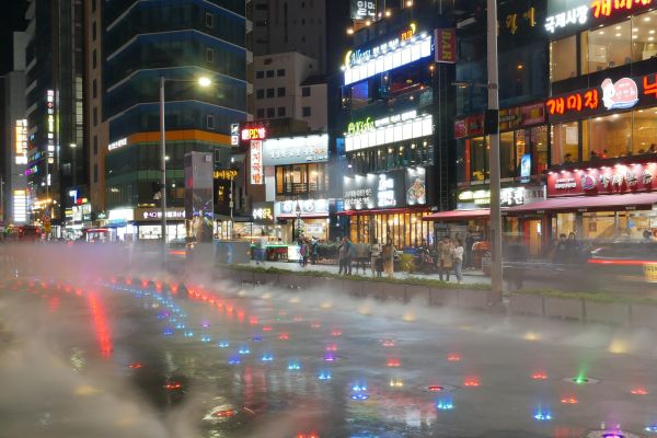 Multimediální fontána na hlavní tříde Gunam-ro ve čtvrti Haeundae.