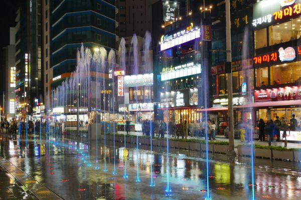 Multimediální fontána na hlavní tříde Gunam-ro ve čtvrti Haeundae.