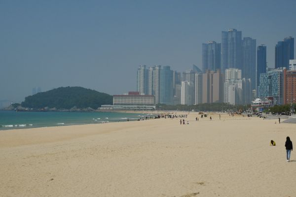 Je jednou z největších pláží v Koreji, na délku má 1,5 km.