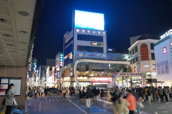 Neony rozzářené centrum Daegu.