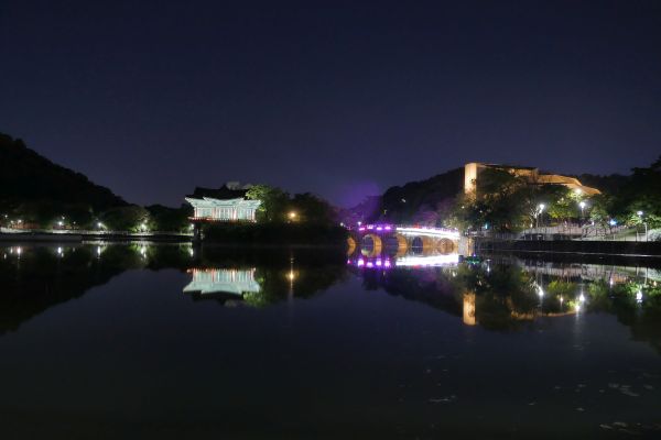 Osvětlená korejská architektura na ostrůvku jezera Seongdang v parku Duryu v Daegu.