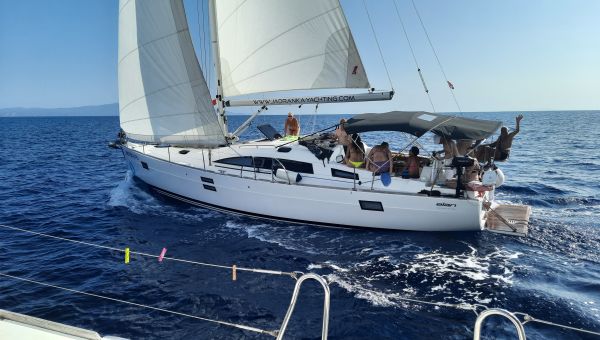 Plachtění s druhou lodí.